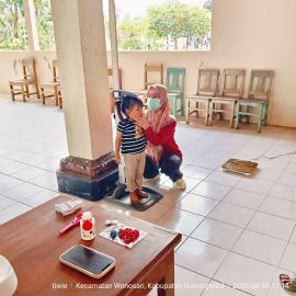 Posyandu Padukuhan Mendongan Gelar Penimbangan Balita dan Pemberian Vitamin A dari Puskesmas Playen